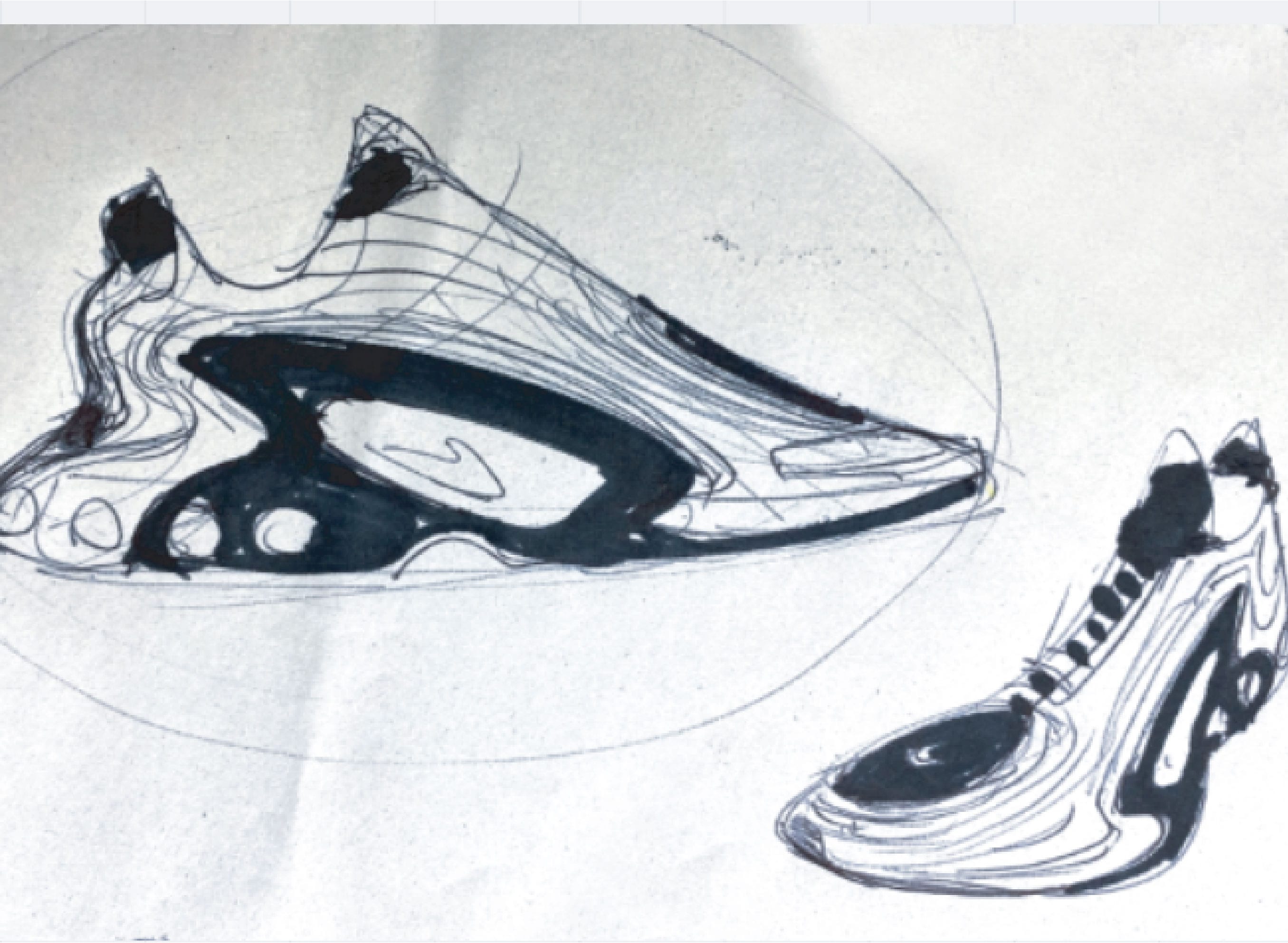 Afbeelding van twee beginschetsen van een sneaker. Links is een abstracte, golvende schets van een schoen te zien, rechts een gedetailleerdere schets die een futuristische sneaker met een opvallende zool en designdetails vanaf de zijkant toont. Beide schetsen zijn gemaakt met zwarte inkt op een lichte achtergrond.